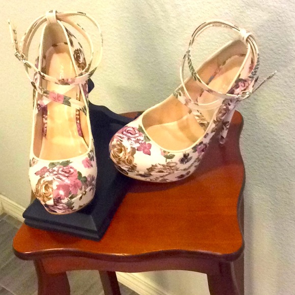 Shoes - 💖Hot Gorgeous Platform / Flowers Shoes